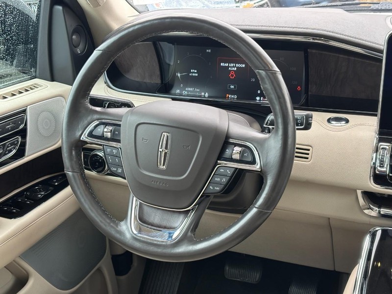 Lincoln Navigator L Vehicle Full-screen Gallery Image 14
