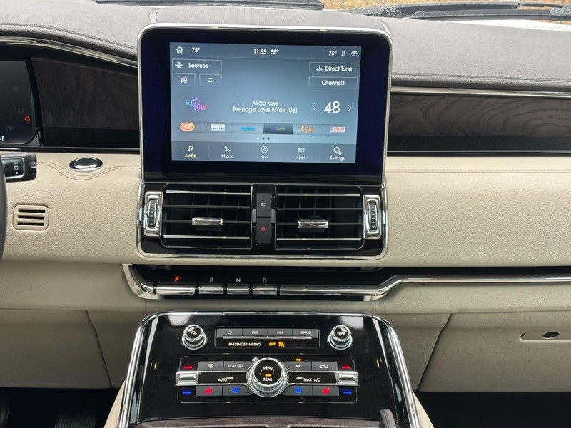 Lincoln Navigator L Vehicle Full-screen Gallery Image 15