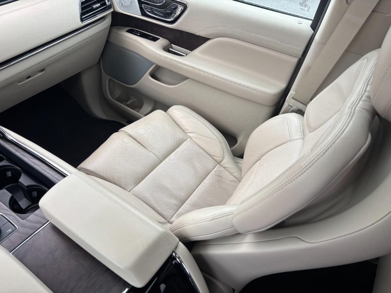 Lincoln Navigator L Vehicle Full-screen Gallery Image 16