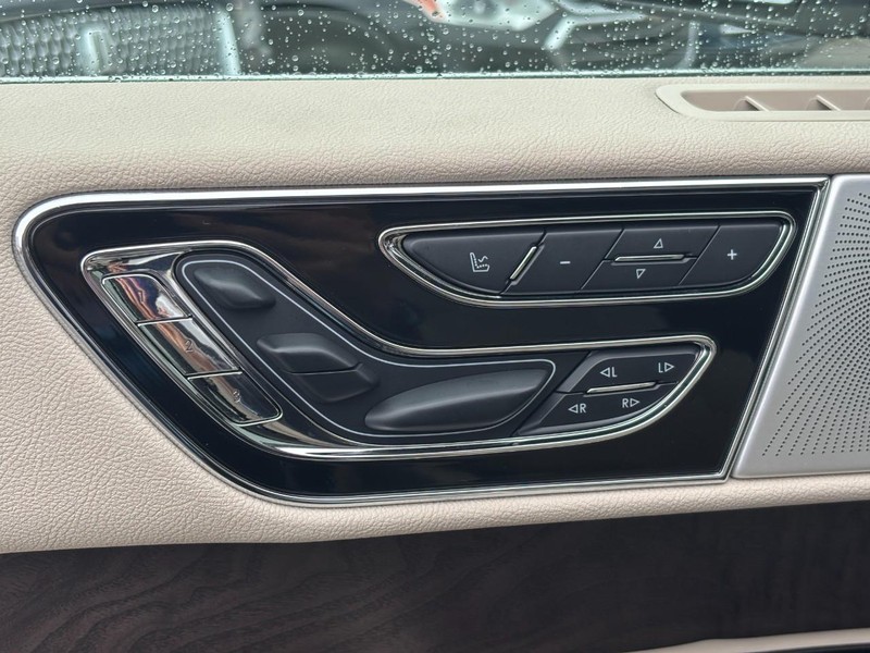 Lincoln Navigator L Vehicle Full-screen Gallery Image 17