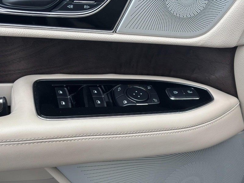 Lincoln Navigator L Vehicle Full-screen Gallery Image 18