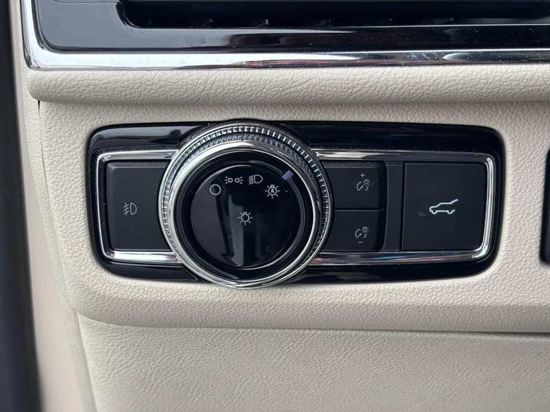 Lincoln Navigator L Vehicle Full-screen Gallery Image 19