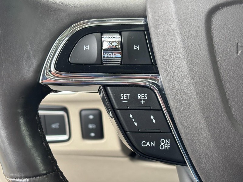 Lincoln Navigator L Vehicle Full-screen Gallery Image 20
