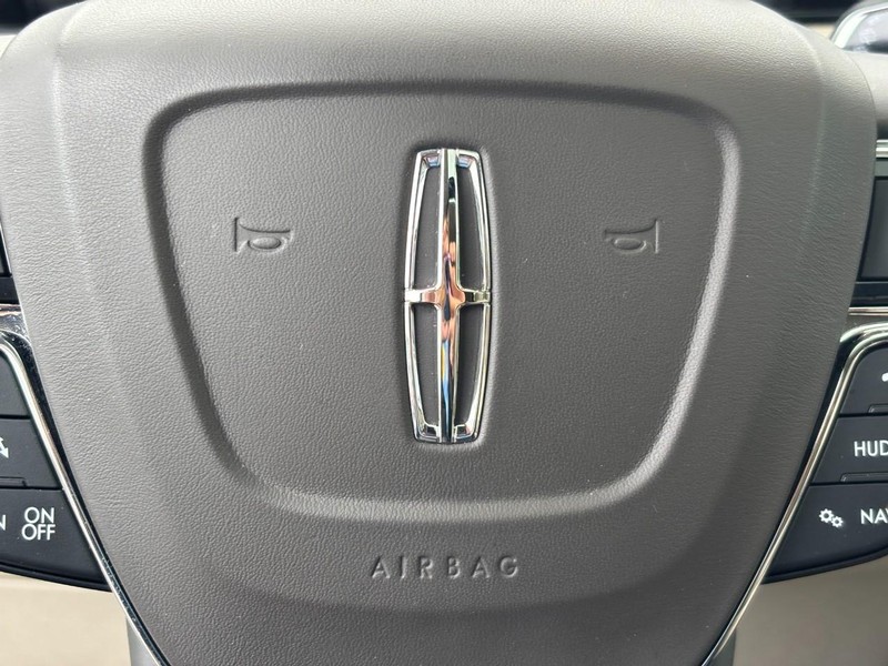 Lincoln Navigator L Vehicle Full-screen Gallery Image 21