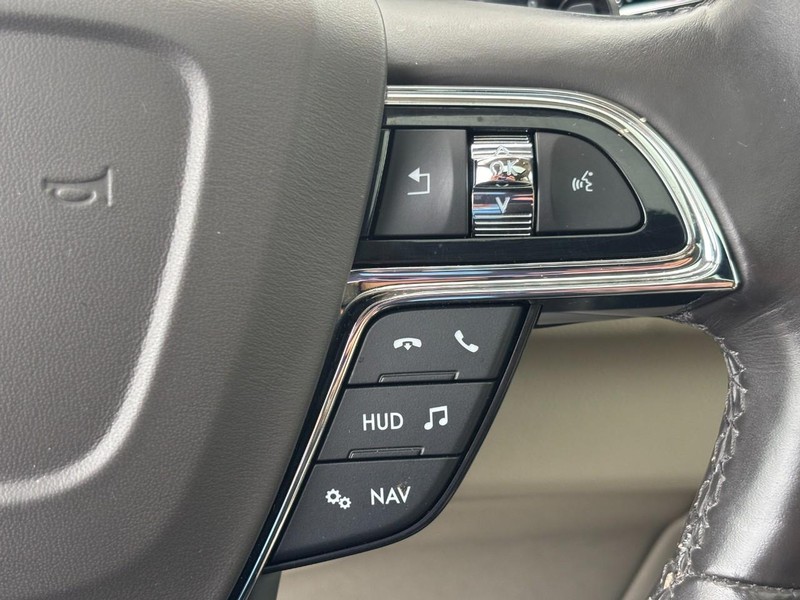 Lincoln Navigator L Vehicle Full-screen Gallery Image 22