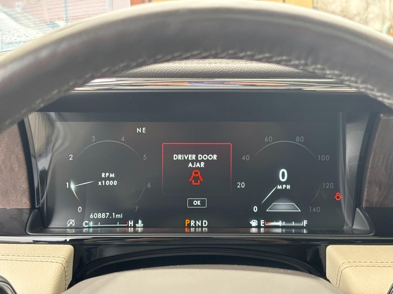 Lincoln Navigator L Vehicle Full-screen Gallery Image 23