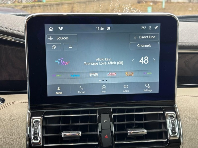 Lincoln Navigator L Vehicle Full-screen Gallery Image 24