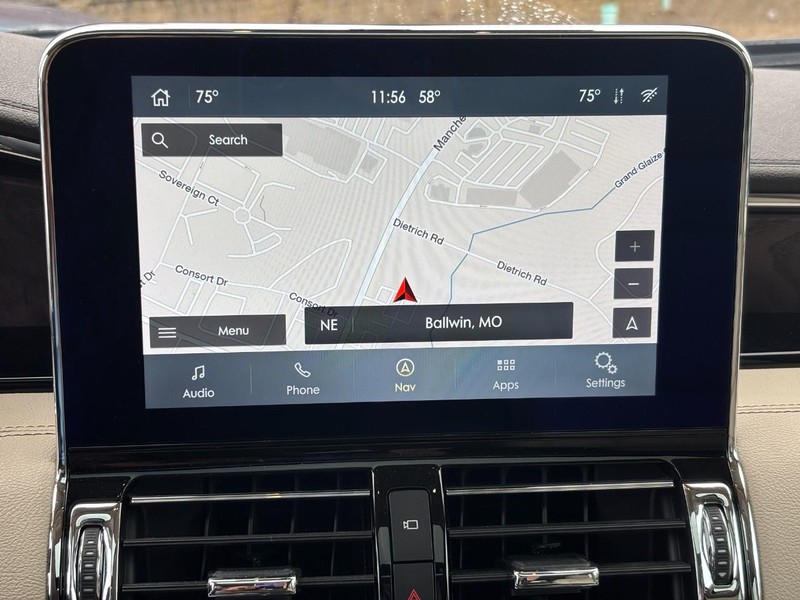 Lincoln Navigator L Vehicle Full-screen Gallery Image 25