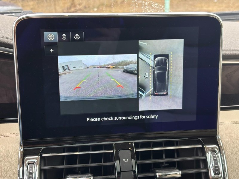 Lincoln Navigator L Vehicle Full-screen Gallery Image 26