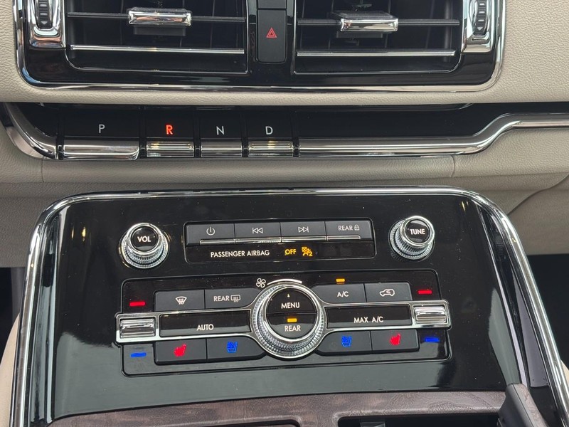 Lincoln Navigator L Vehicle Full-screen Gallery Image 27