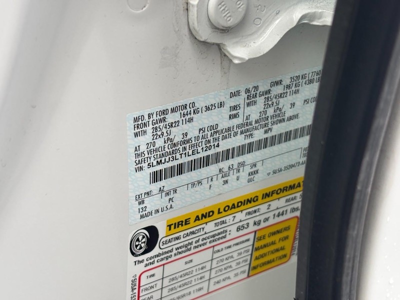 Lincoln Navigator L Vehicle Full-screen Gallery Image 28