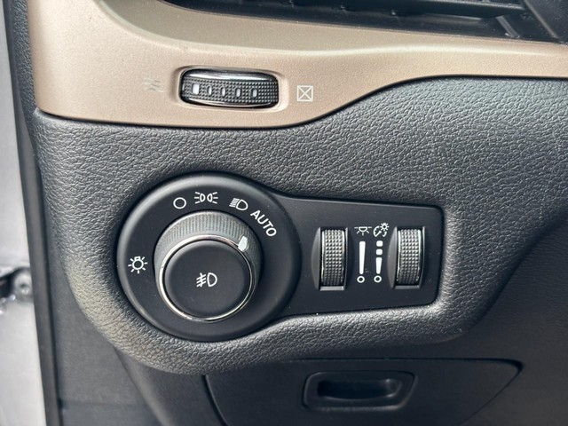 Jeep Cherokee Vehicle Full-screen Gallery Image 18