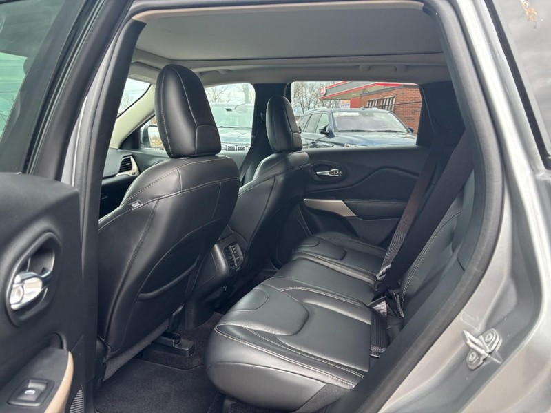 Jeep Cherokee Vehicle Full-screen Gallery Image 11