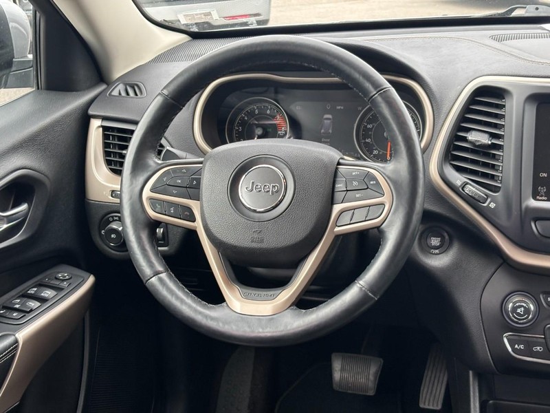 Jeep Cherokee Vehicle Full-screen Gallery Image 13