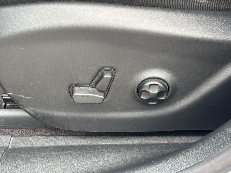 Jeep Cherokee Vehicle Full-screen Gallery Image 16