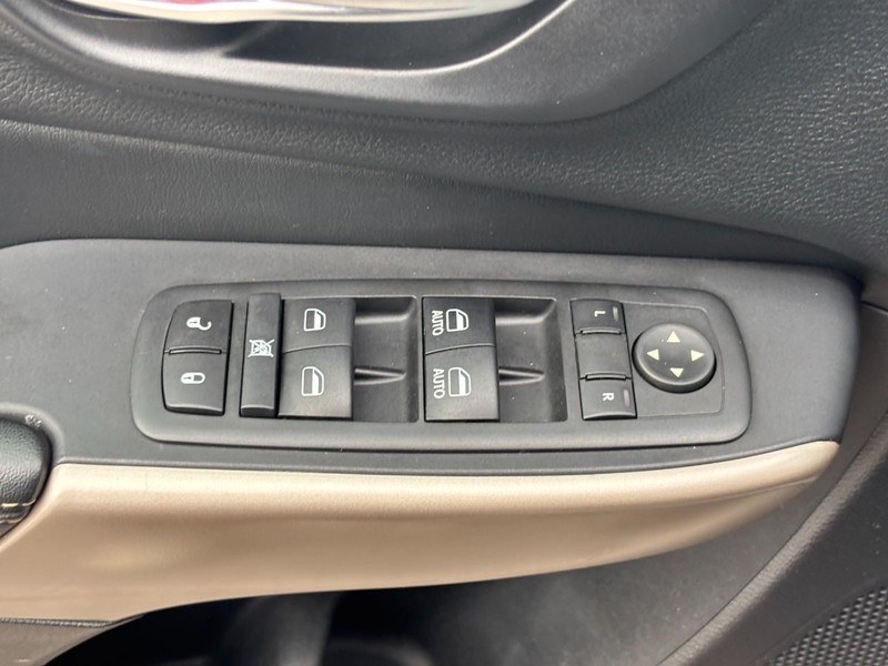 Jeep Cherokee Vehicle Full-screen Gallery Image 17