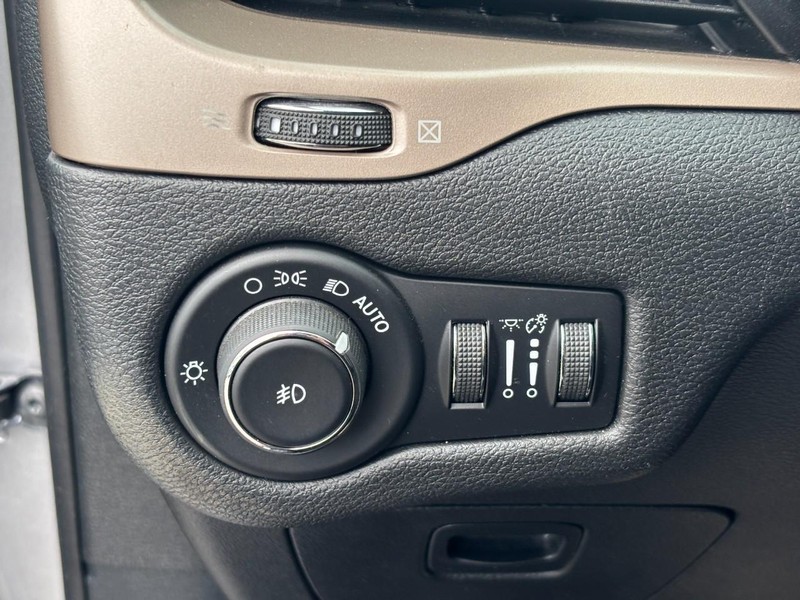 Jeep Cherokee Vehicle Full-screen Gallery Image 18