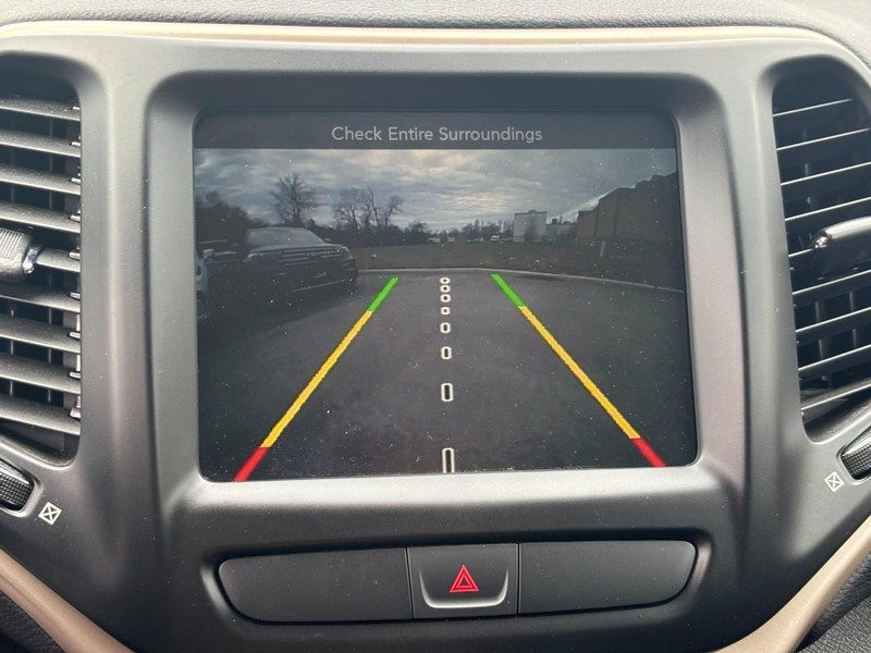 Jeep Cherokee Vehicle Full-screen Gallery Image 25