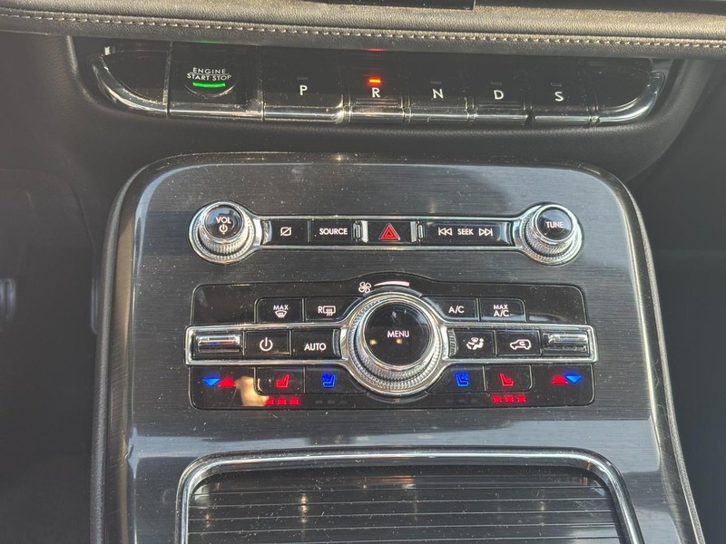 Lincoln Nautilus Vehicle Full-screen Gallery Image 25