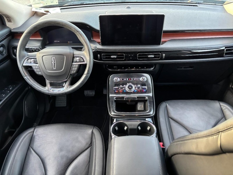 Lincoln Nautilus Vehicle Full-screen Gallery Image 12