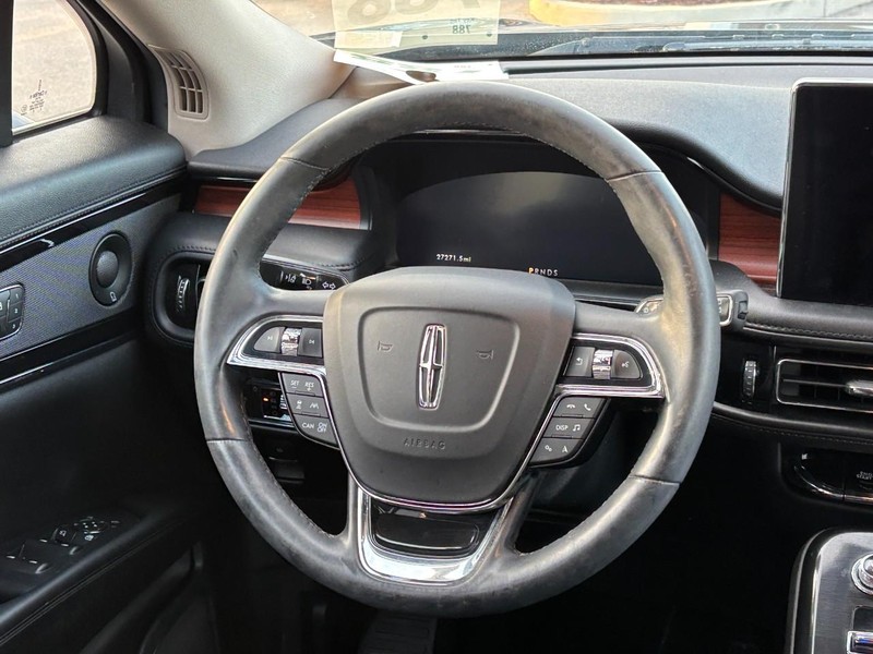 Lincoln Nautilus Vehicle Full-screen Gallery Image 13