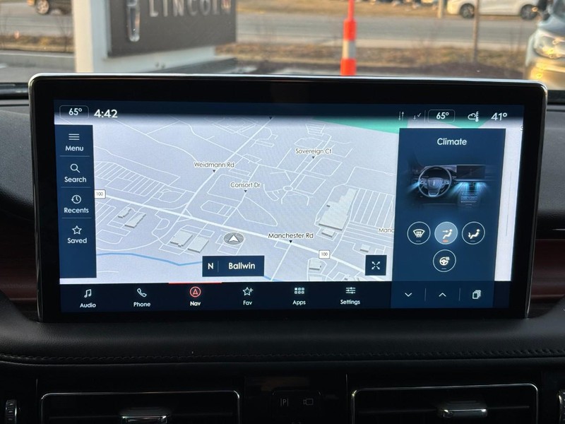 Lincoln Nautilus Vehicle Full-screen Gallery Image 23