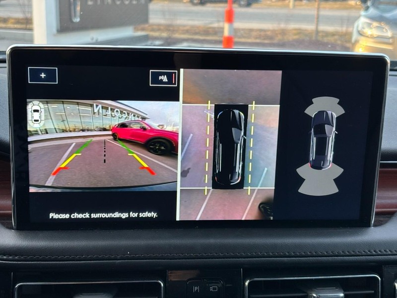 Lincoln Nautilus Vehicle Full-screen Gallery Image 24