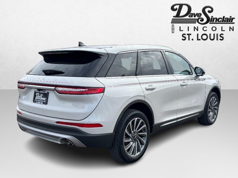 Lincoln Corsair Vehicle Full-screen Gallery Image 05