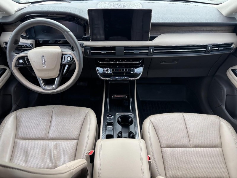 Lincoln Corsair Vehicle Full-screen Gallery Image 11