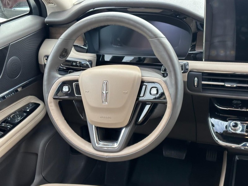 Lincoln Corsair Vehicle Full-screen Gallery Image 12