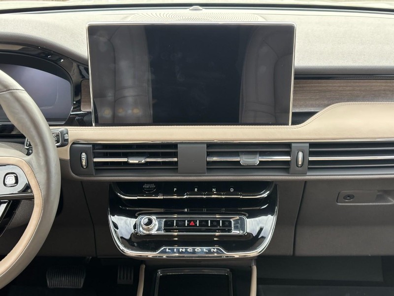 Lincoln Corsair Vehicle Full-screen Gallery Image 13