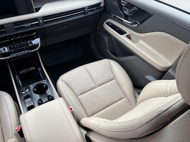 Lincoln Corsair Vehicle Full-screen Gallery Image 14