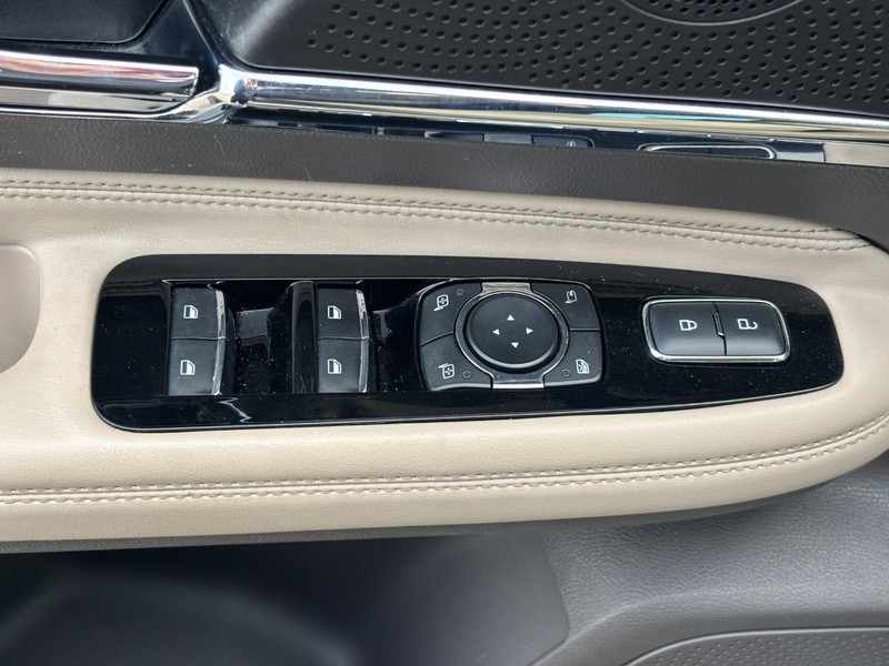 Lincoln Corsair Vehicle Full-screen Gallery Image 15