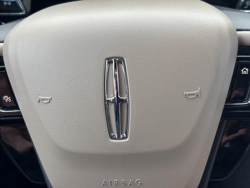 Lincoln Corsair Vehicle Full-screen Gallery Image 18