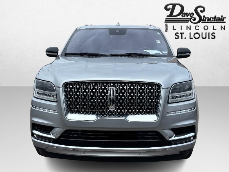 Lincoln Navigator Vehicle Full-screen Gallery Image 02