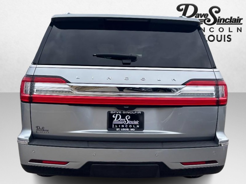 Lincoln Navigator Vehicle Full-screen Gallery Image 06