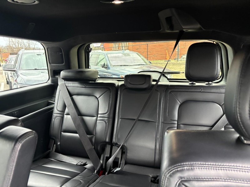 Lincoln Navigator Vehicle Full-screen Gallery Image 11