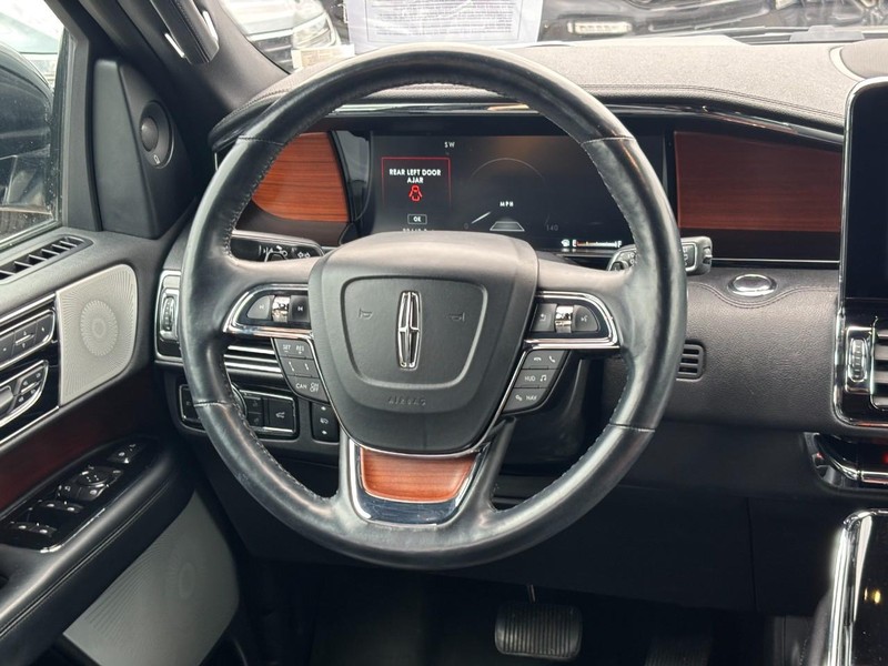 Lincoln Navigator Vehicle Full-screen Gallery Image 14