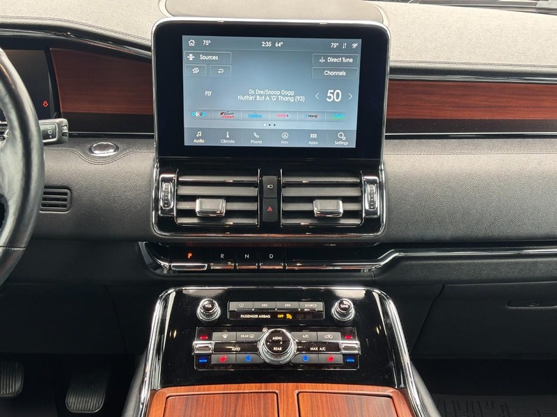 Lincoln Navigator Vehicle Full-screen Gallery Image 15