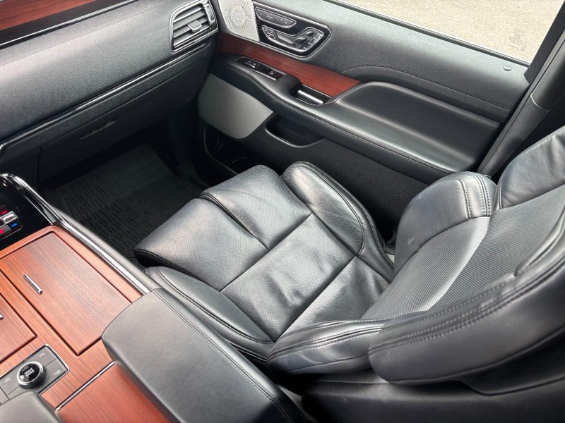 Lincoln Navigator Vehicle Full-screen Gallery Image 16