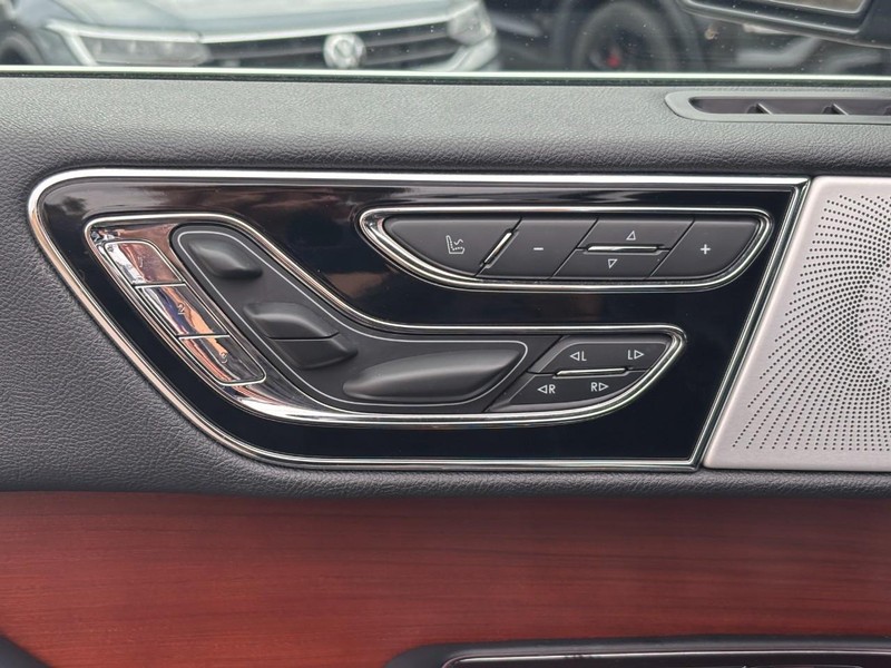 Lincoln Navigator Vehicle Full-screen Gallery Image 17