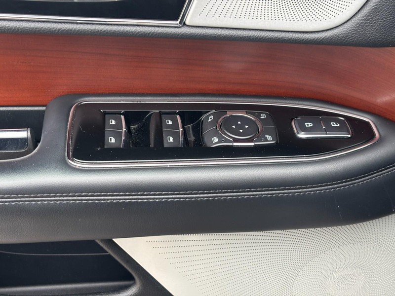 Lincoln Navigator Vehicle Full-screen Gallery Image 18