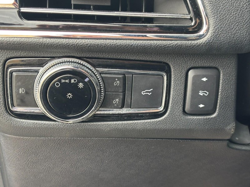 Lincoln Navigator Vehicle Full-screen Gallery Image 19