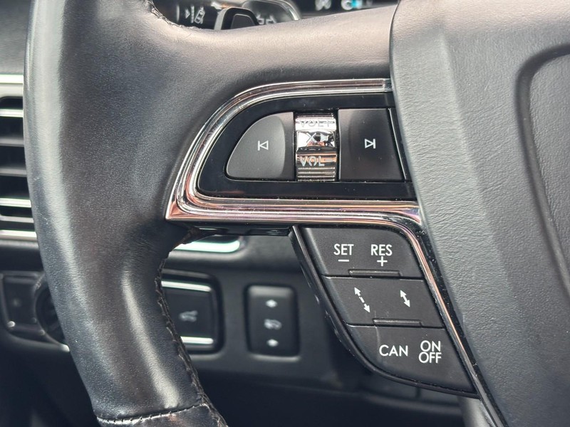 Lincoln Navigator Vehicle Full-screen Gallery Image 20