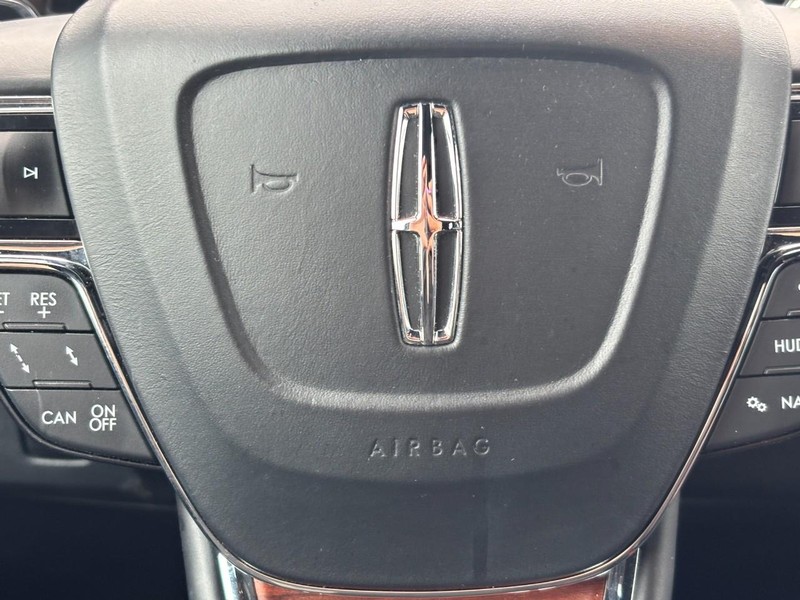 Lincoln Navigator Vehicle Full-screen Gallery Image 21