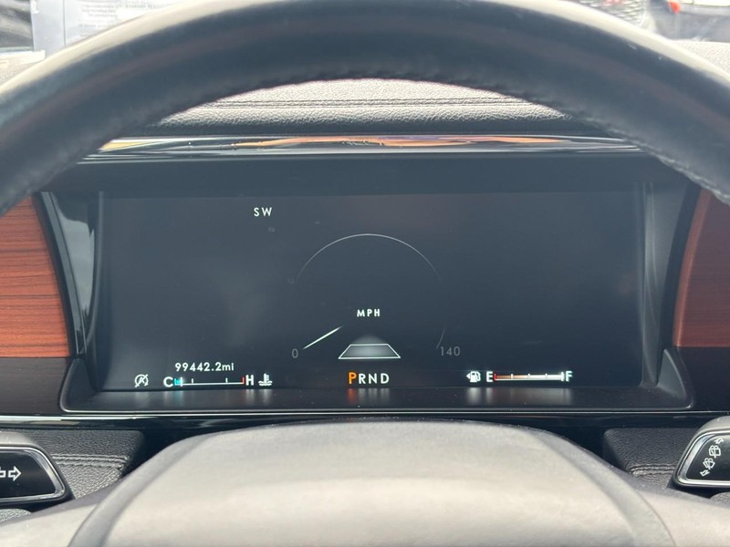 Lincoln Navigator Vehicle Full-screen Gallery Image 23