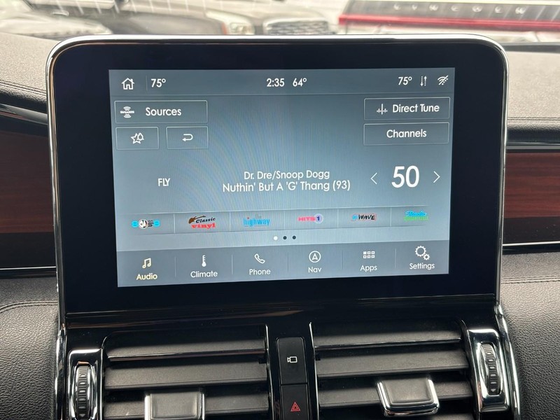 Lincoln Navigator Vehicle Full-screen Gallery Image 24