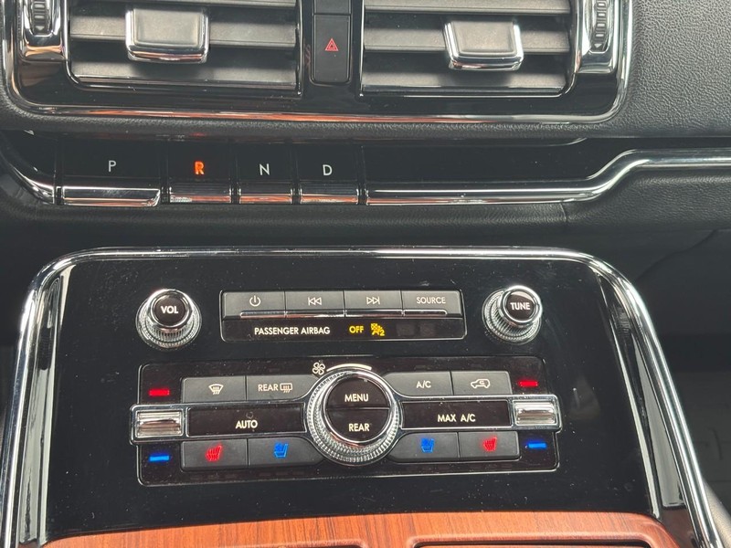 Lincoln Navigator Vehicle Full-screen Gallery Image 27