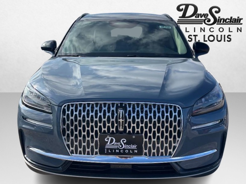 Lincoln Corsair Vehicle Full-screen Gallery Image 02