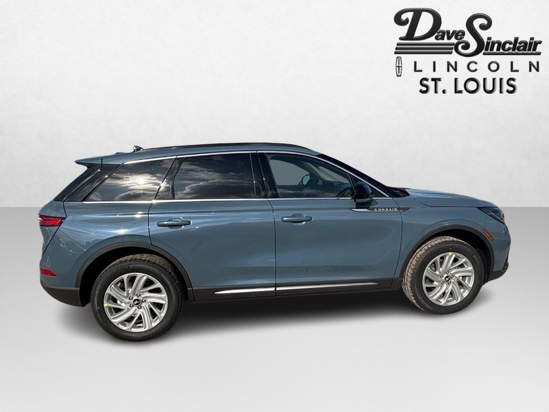 Lincoln Corsair Vehicle Full-screen Gallery Image 04